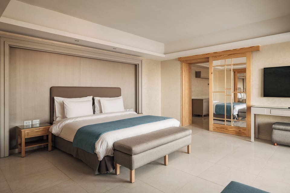 Premium Suite Sea View | Premium bedding, Select Comfort beds, free minibar, in-room safe