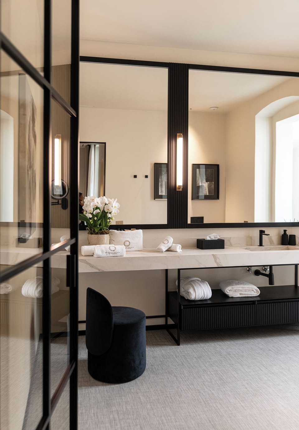 Luxury Suite, Balcony | Bathroom | Shower, hair dryer, slippers, bidet
