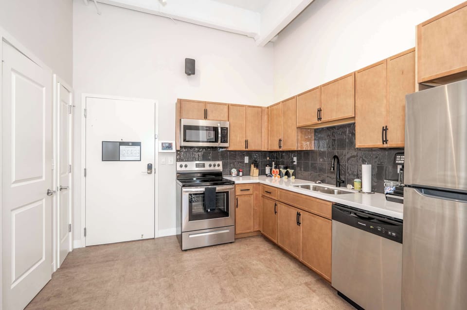 Apartment, Multiple Beds, Kitchen, City View (The 333 Suites 302) | Private kitchen