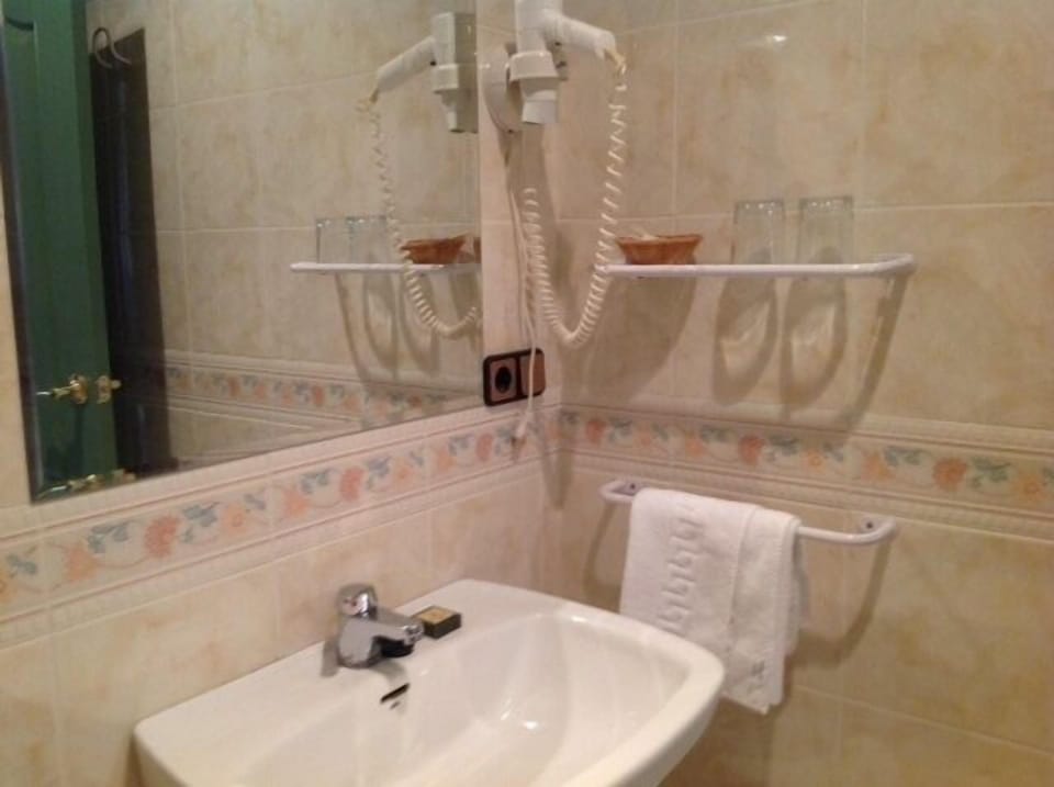 Double or Twin Room | Bathroom sink