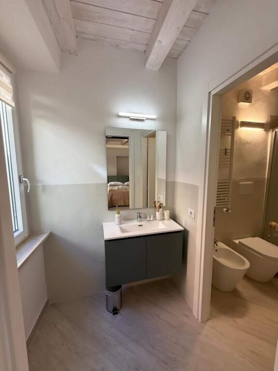 Deluxe Room, 1 Bedroom | Bathroom | Shower, rainfall showerhead, free toiletries, hair dryer