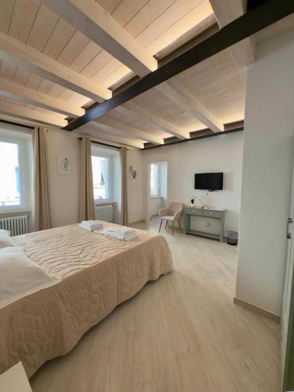 Deluxe Room, 1 Bedroom | Free WiFi, bed sheets