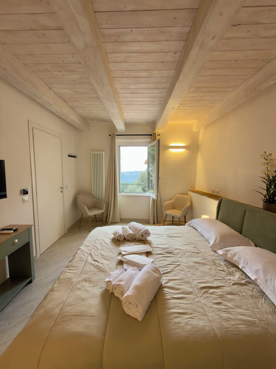 Deluxe Room, 1 Bedroom | Free WiFi, bed sheets