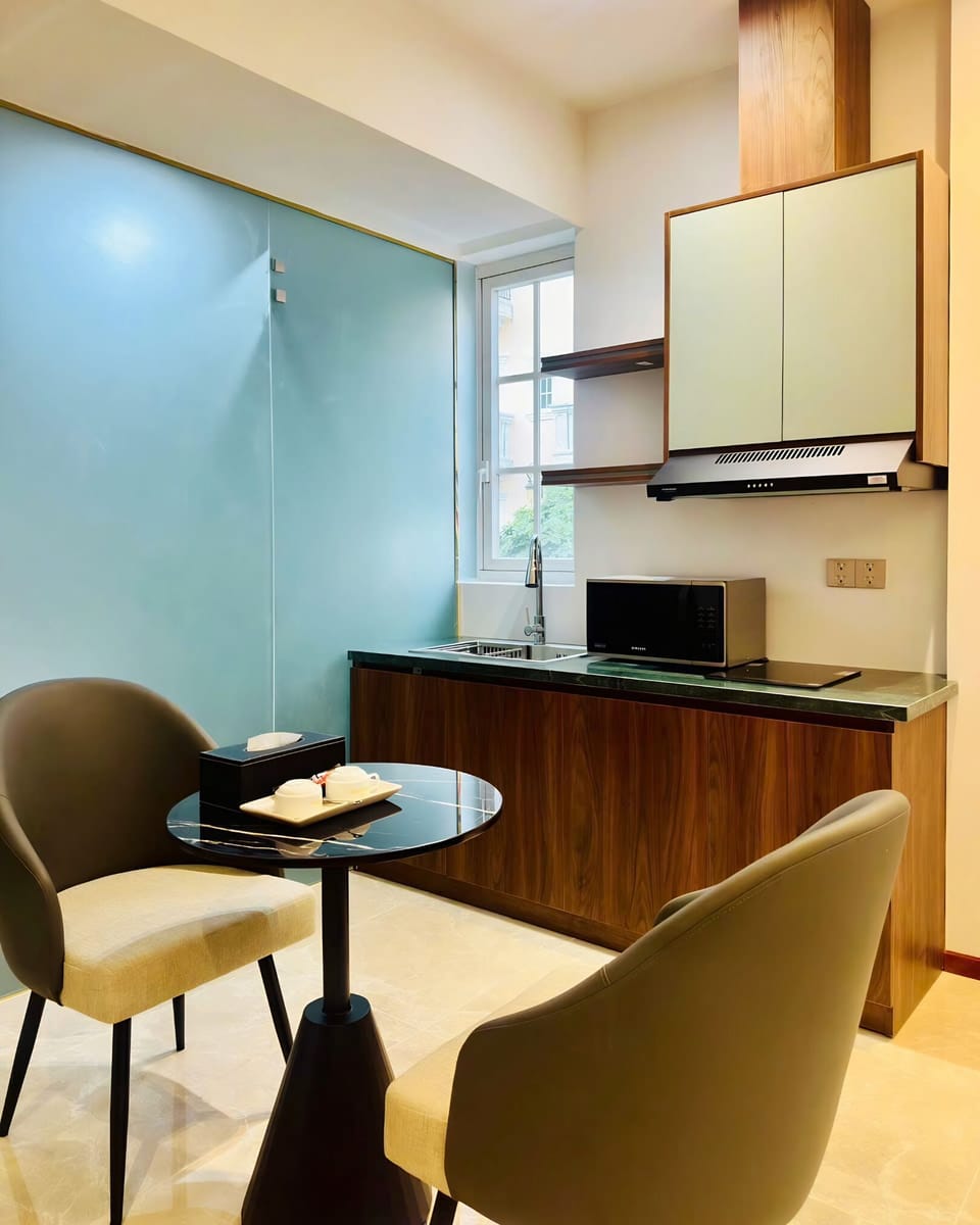 Deluxe Studio Suite, Balcony | Private kitchen | Mini-fridge, cookware/dishes/utensils