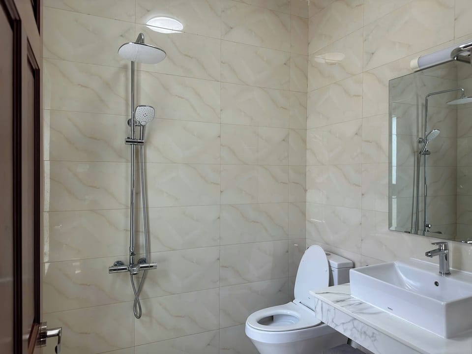Standard Triple Room | Bathroom | Shower, hydromassage showerhead, designer toiletries, hair dryer
