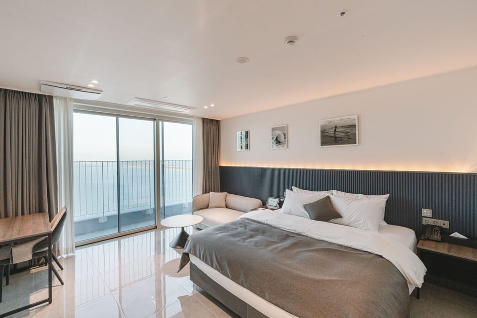 Deluxe Double (Ocean View) | Desk, free WiFi