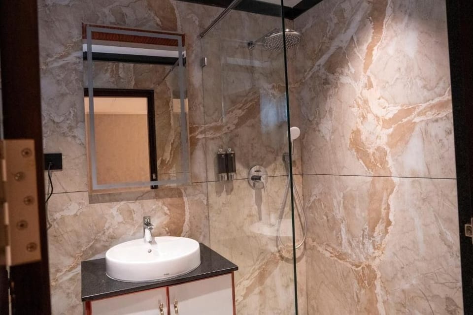 Deluxe Double Room, Balcony, City View | Bathroom