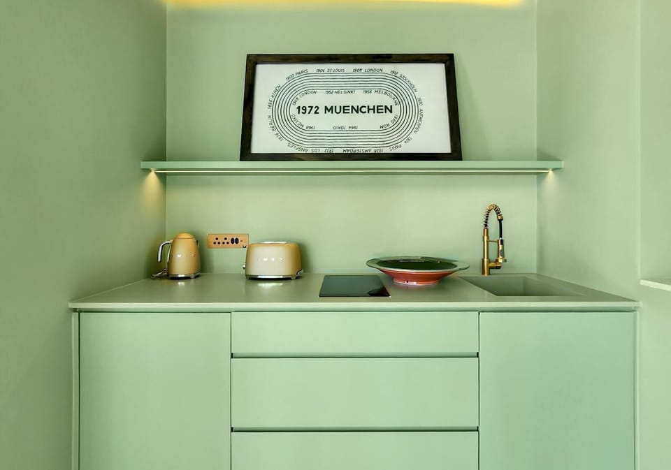 Premium Suite | Private kitchen | Mini-fridge, stovetop, dishwasher, cookware/dishes/utensils