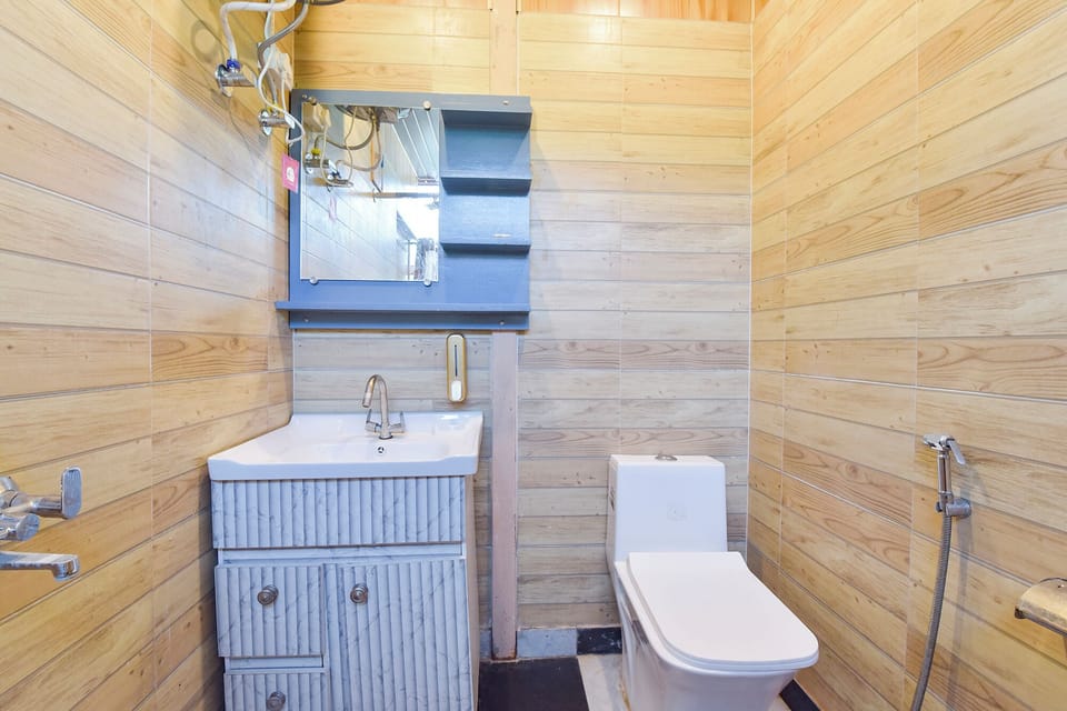 Deluxe Room | Bathroom | Shower, rainfall showerhead, free toiletries, towels