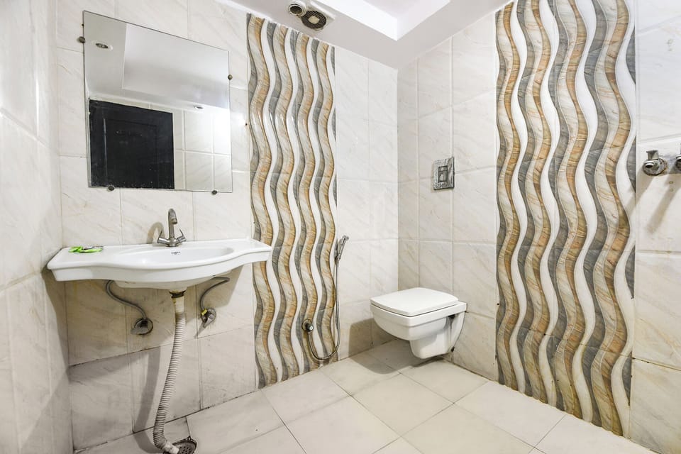 Family Room | Bathroom | Shower, rainfall showerhead, free toiletries, towels