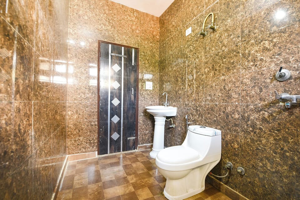 Shower, rainfall showerhead, free toiletries, towels