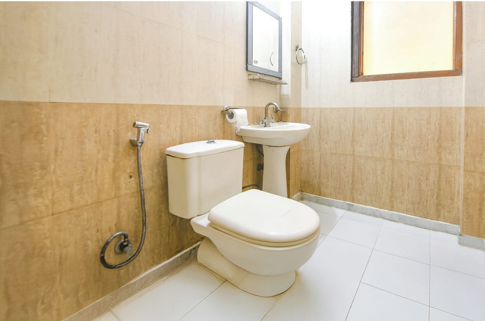 Deluxe Room | Bathroom | Shower, rainfall showerhead, free toiletries, towels