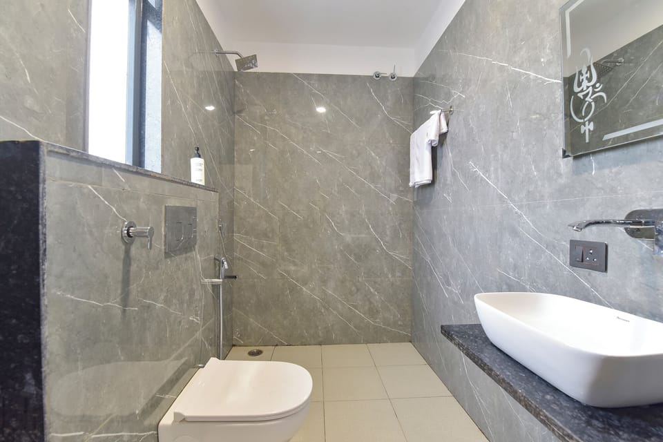 Shower, rainfall showerhead, free toiletries, towels