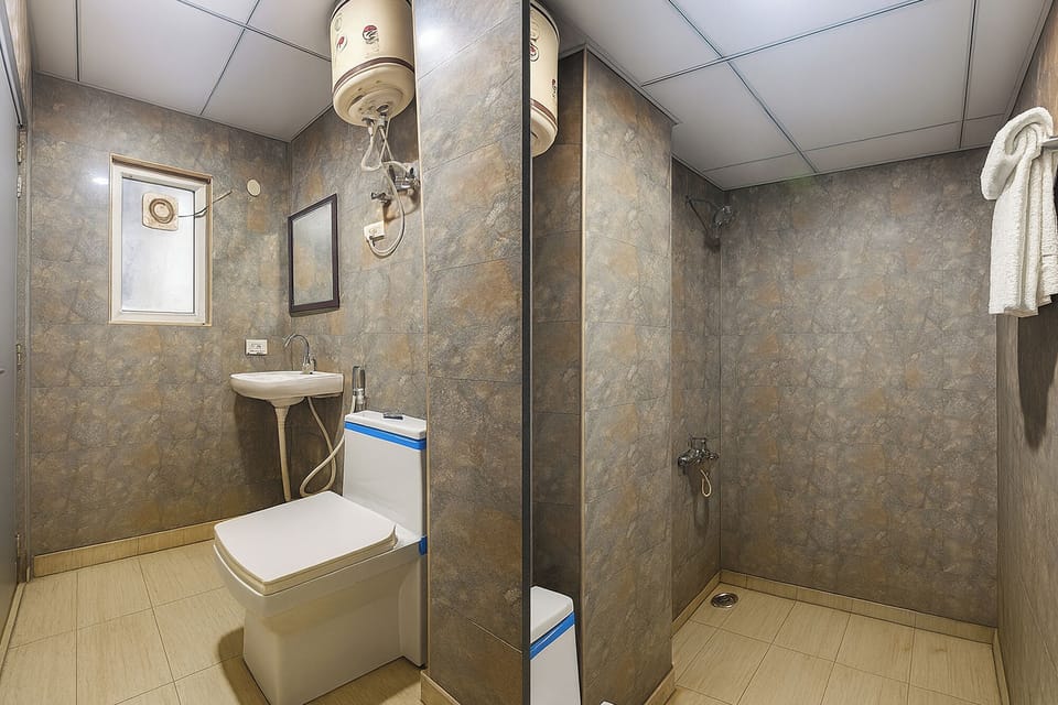 Shower, rainfall showerhead, free toiletries, towels