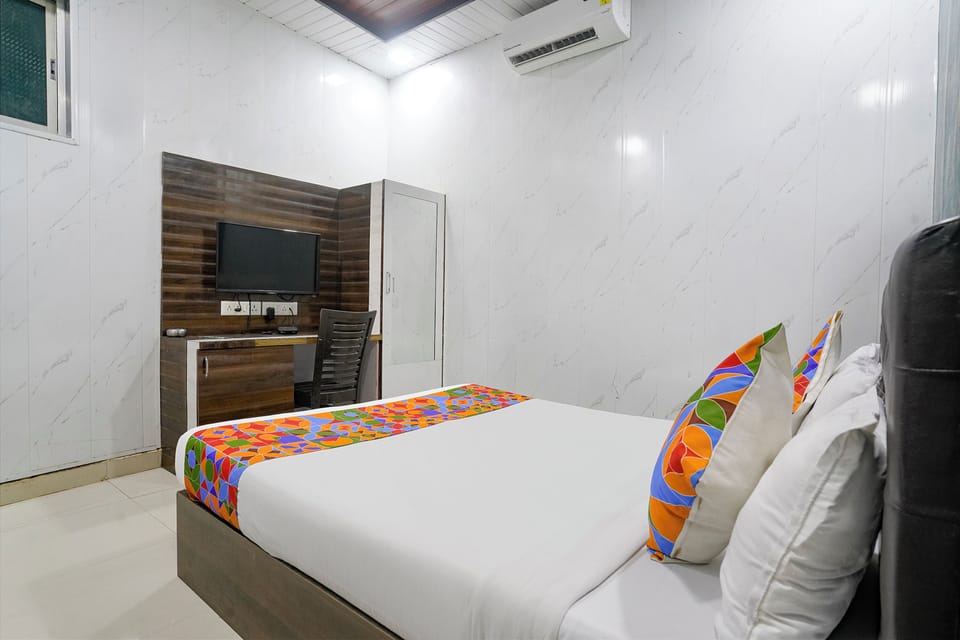 Egyptian cotton sheets, premium bedding, in-room safe, WiFi (free)