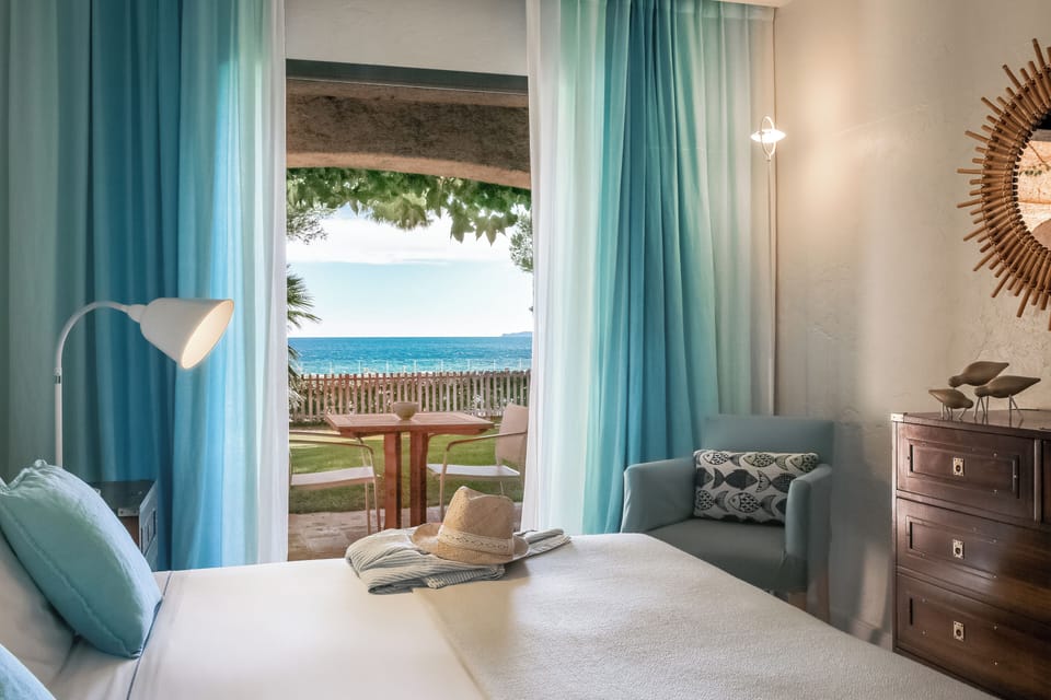 Frette Italian sheets, premium bedding, free minibar, in-room safe