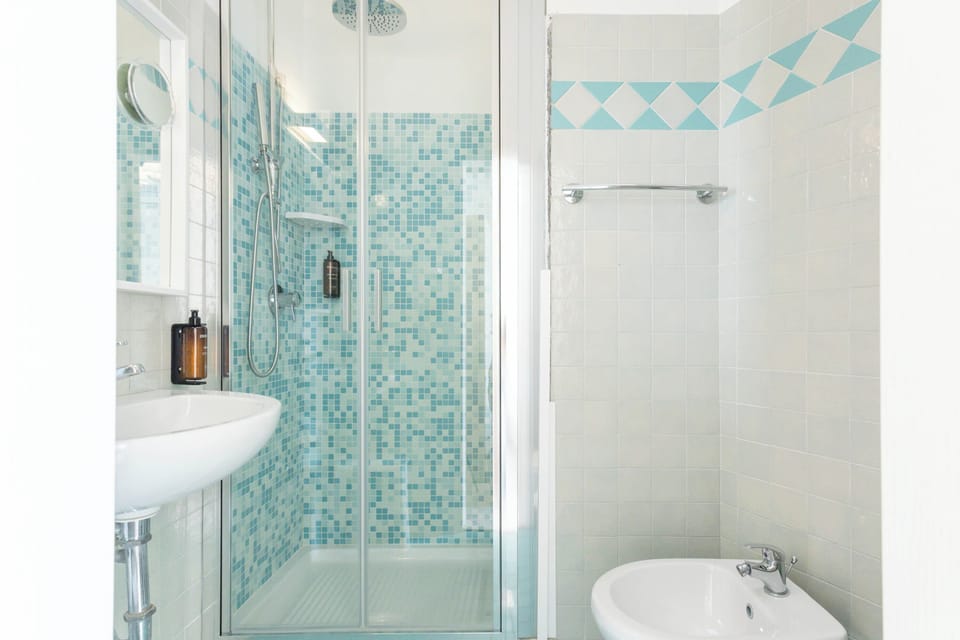 Classic Double Room, Balcony, Sea View | Bathroom | Shower, free toiletries, hair dryer, towels