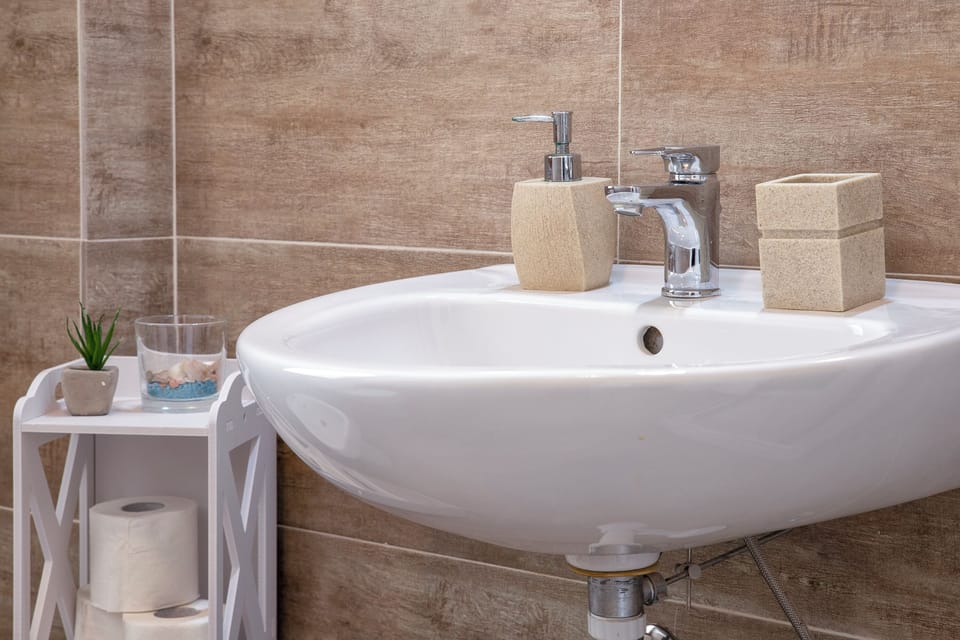 Shower, hair dryer, towels, shampoo