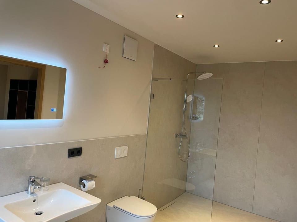 Single Room | Bathroom | Shower, towels