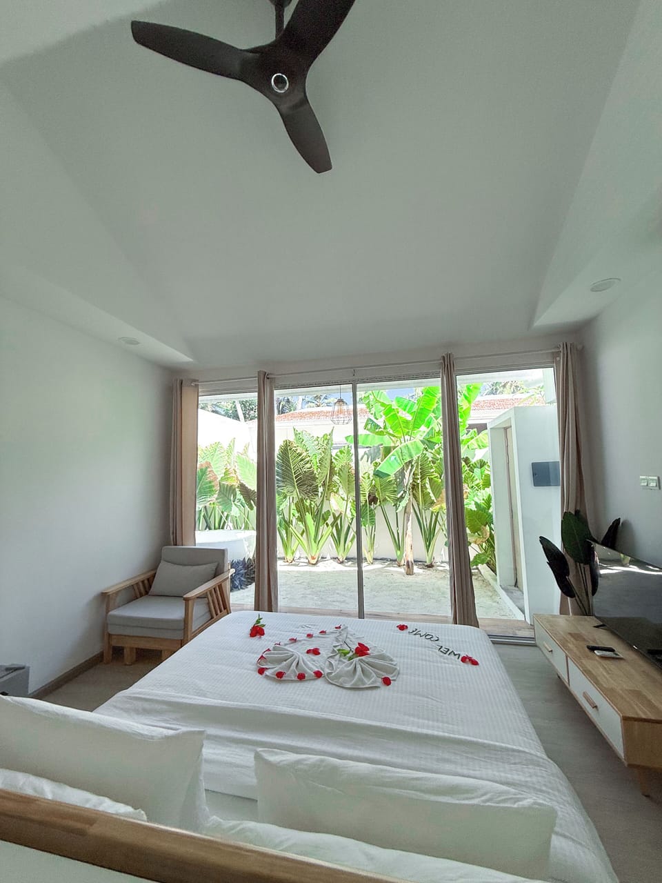 Desk, laptop workspace, iron/ironing board, free WiFi