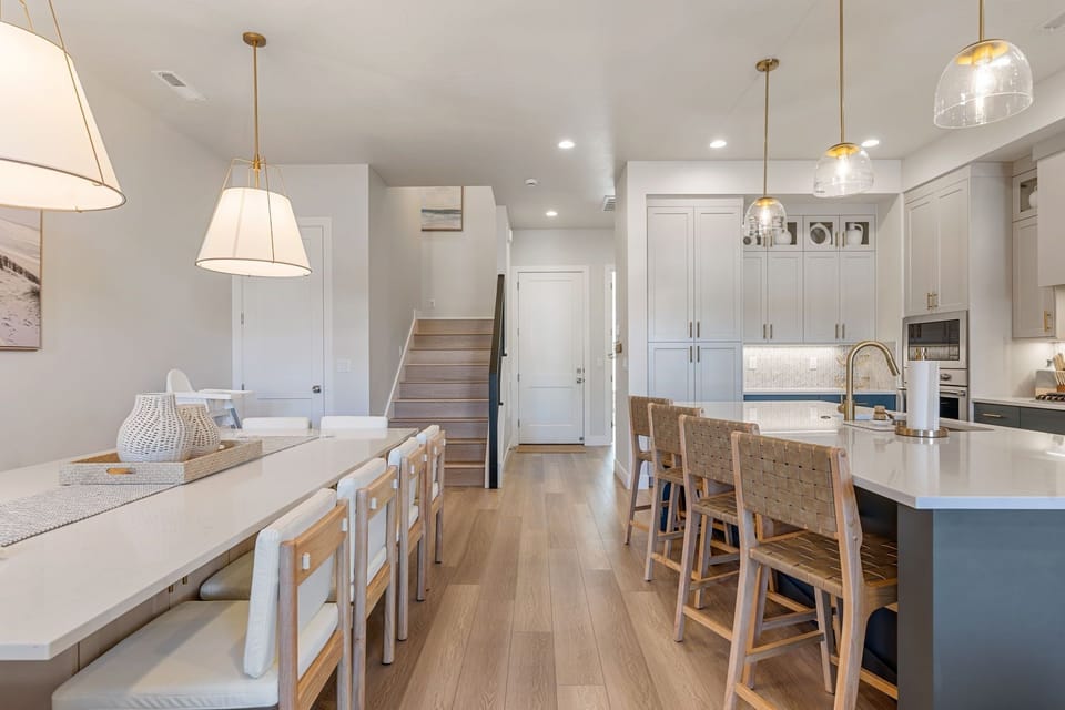 Townhome, 6 Bedrooms | Dining
