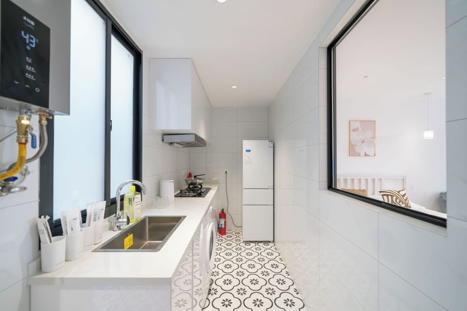 Economy Apartment | Private kitchenette | Cleaning supplies, paper towels