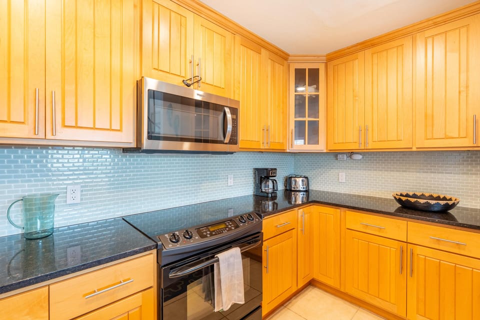 House, Multiple Beds (Flamingo Bayou B Right Side) | Private kitchen | Oven, toaster