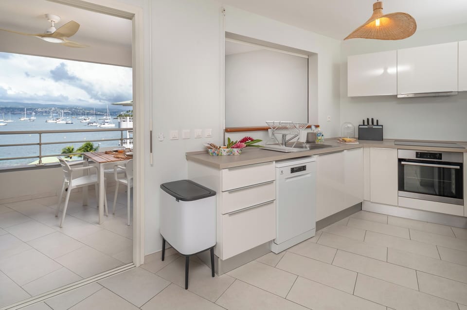 Deluxe Apartment, Sea View | Private kitchen