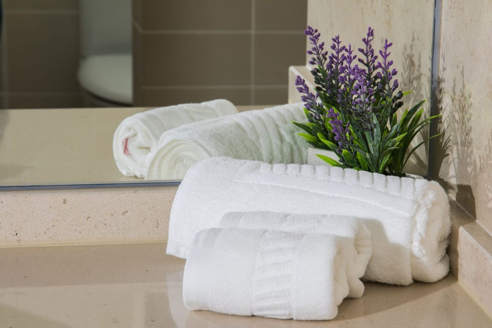 Family Room | Bathroom amenities | Combined shower/tub, deep soaking tub, rainfall showerhead