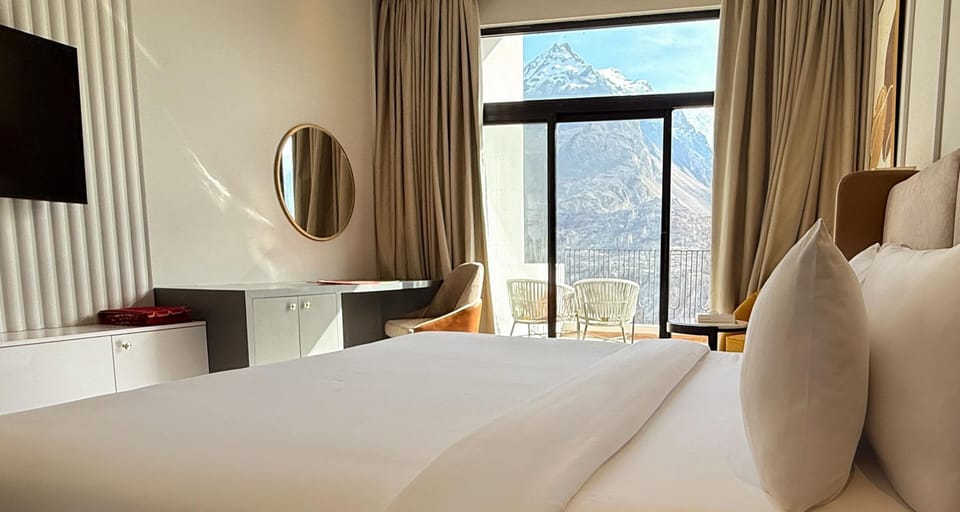Deluxe Room, 1 Double Bed, Balcony, Mountain View