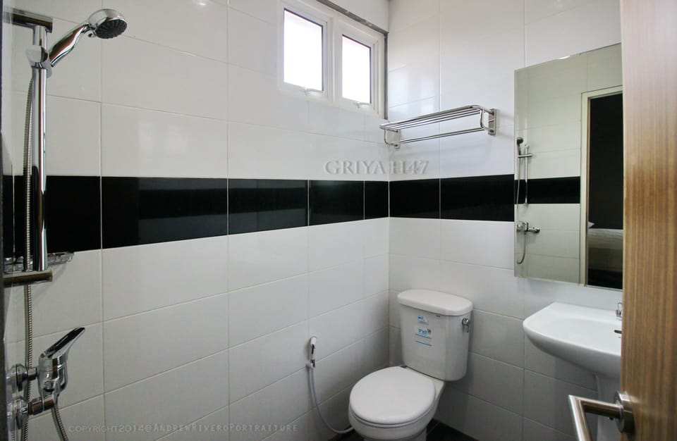 Shower, free toiletries