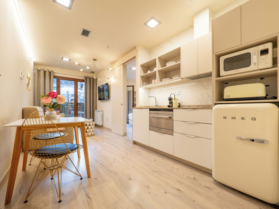 Design Apartment | Private kitchen | Fridge, microwave, stovetop, espresso maker