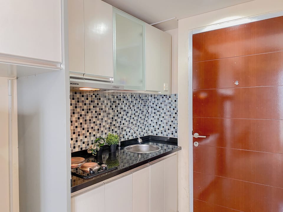 Deluxe Apartment | Private kitchen | Fridge, stovetop, rice cooker, cookware/dishes/utensils