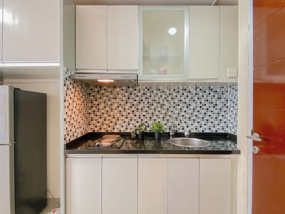 Deluxe Apartment | Private kitchen | Fridge, stovetop, rice cooker, cookware/dishes/utensils