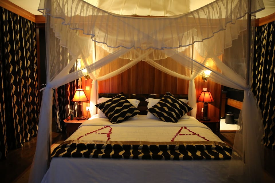 Premium bedding, pillowtop beds, minibar, in-room safe