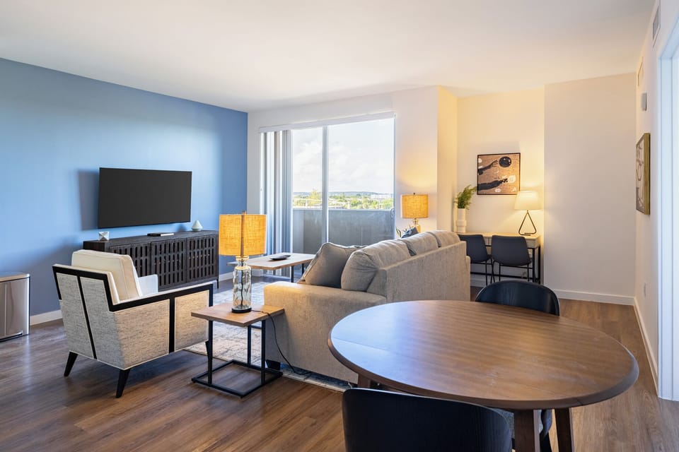 Apartment (1 Bedroom) | Dining room