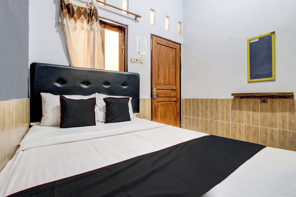 Deluxe Double Room | Desk, bed sheets