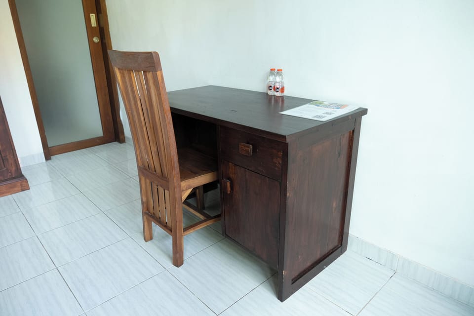 Desk, laptop workspace, free WiFi