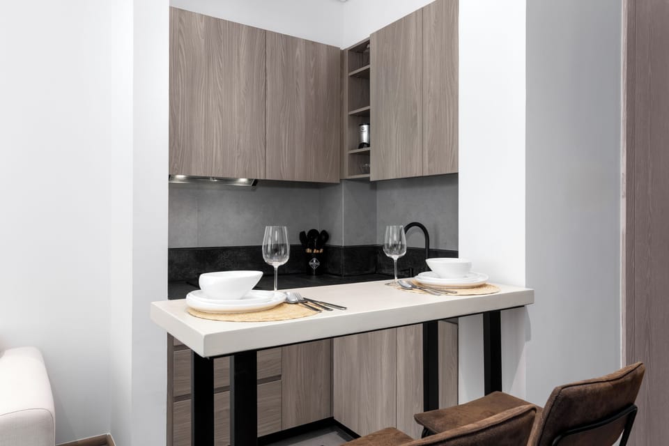 Deluxe Studio, Non Smoking | In-room dining