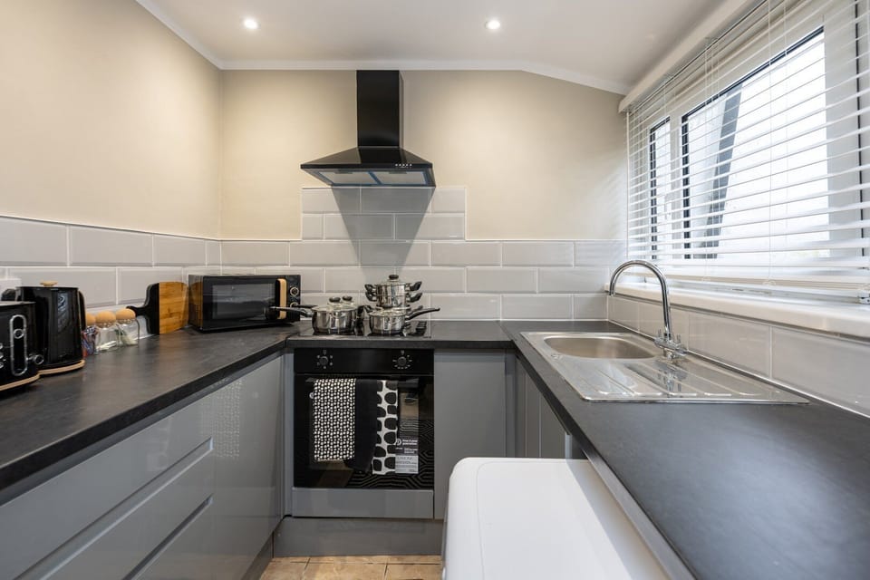 House (Comfortable 4-Bed Home with Free Park) | Private kitchen