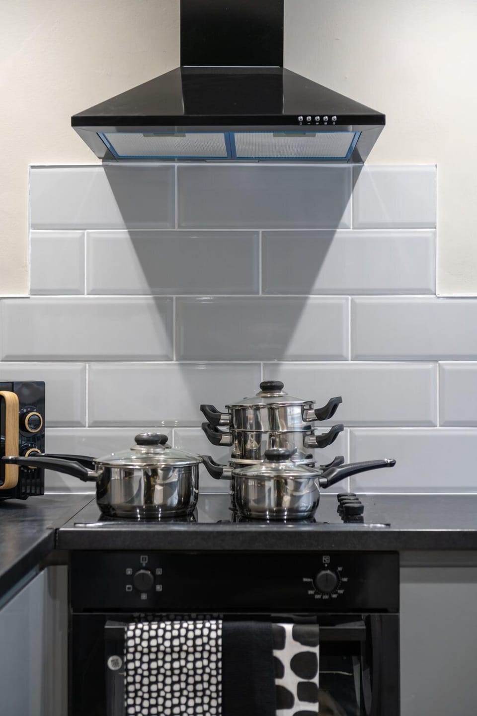 House (Comfortable 4-Bed Home with Free Park) | Private kitchen
