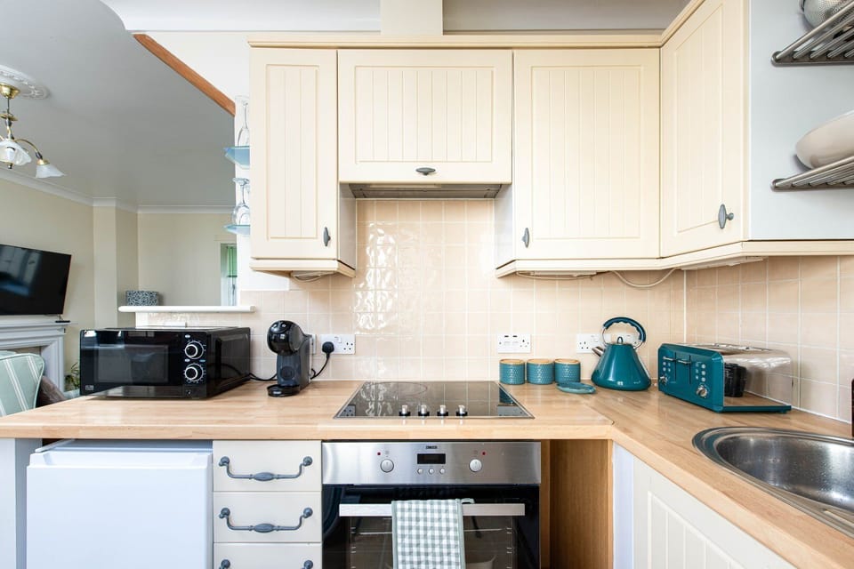 House (Seaview 2-Bed with Private Parking, P) | Private kitchen