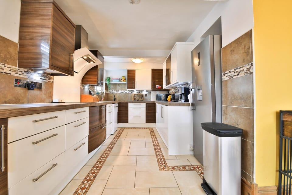 House (The Family Nest – Swansea 4 Bedroom) | Private kitchen | Cookware/dishes/utensils