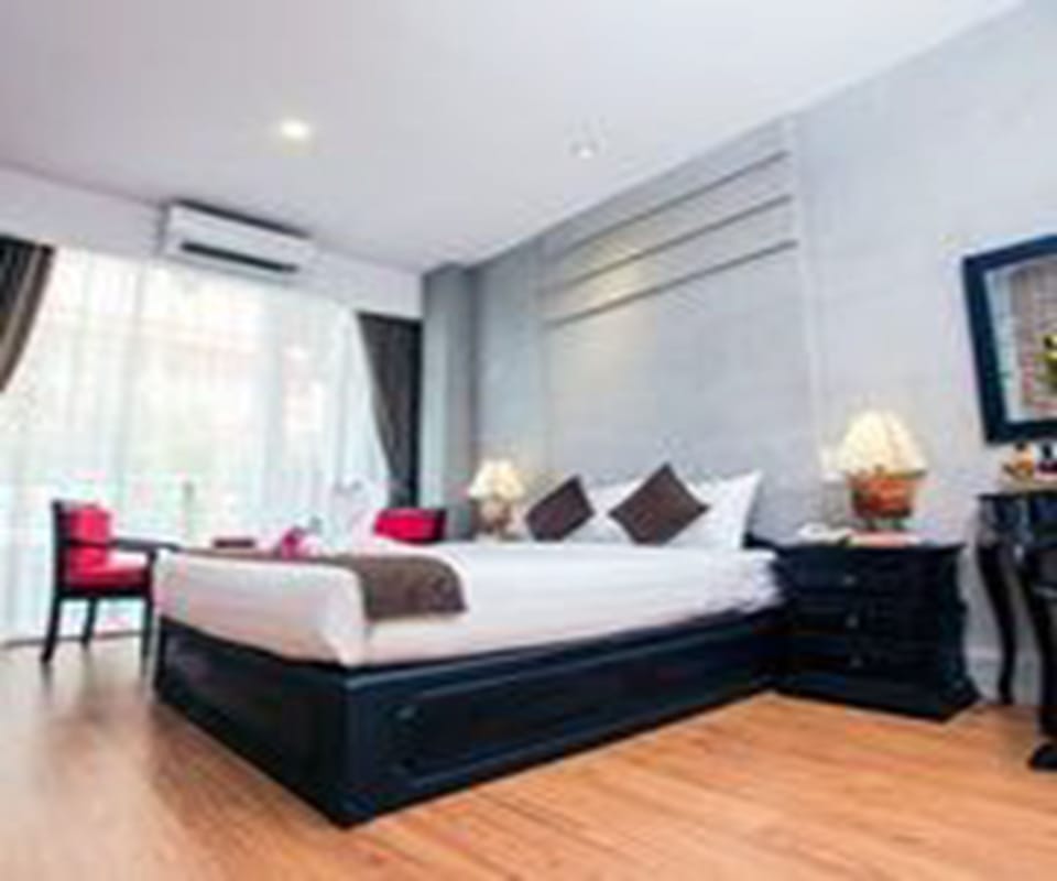Deluxe Double Room, Balcony | Minibar, in-room safe, desk, blackout drapes