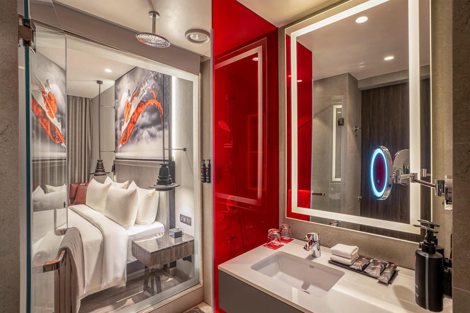 Superior Room | Bathroom | Shower, free toiletries, hair dryer, slippers