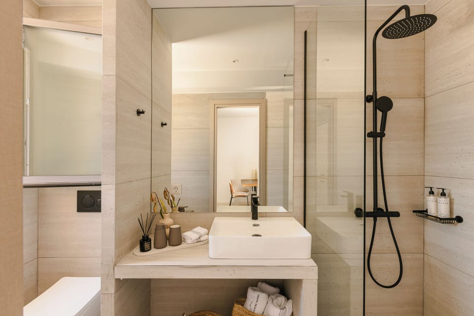 Junior Suite, Balcony, Pool View | Bathroom | Shower, free toiletries, hair dryer, slippers