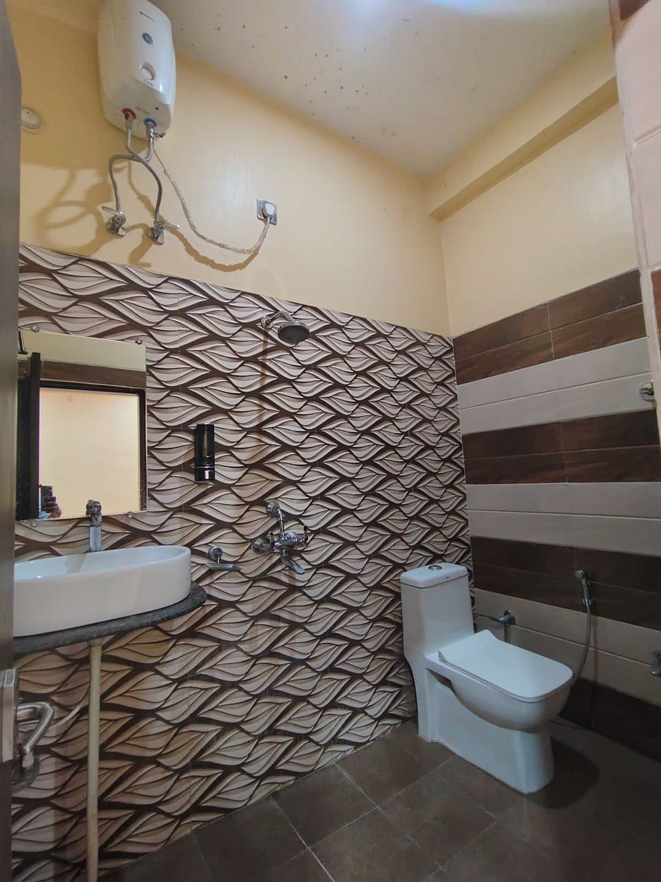 Luxury Room | Bathroom | Shower, towels, soap, shampoo