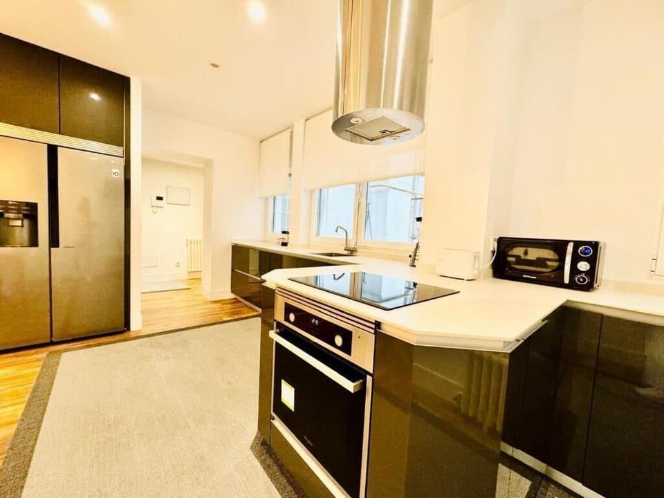 Luxury Apartment | Private kitchen | Fridge, microwave, oven, stovetop