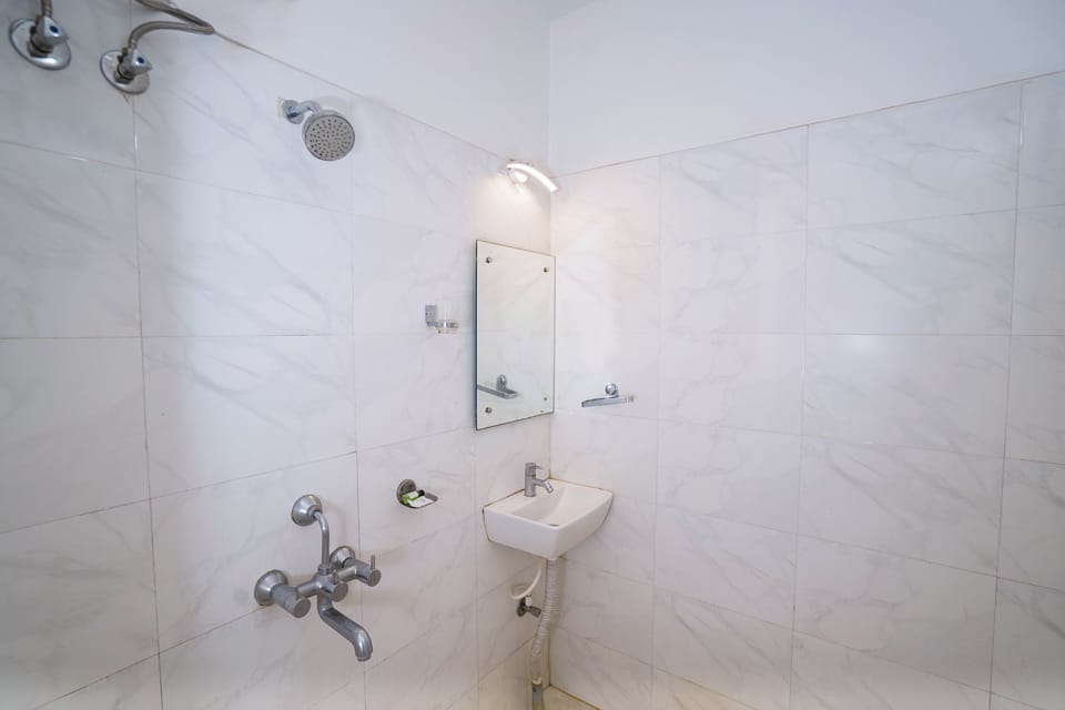 Deluxe Double Room | Bathroom | Shower, rainfall showerhead, free toiletries, towels