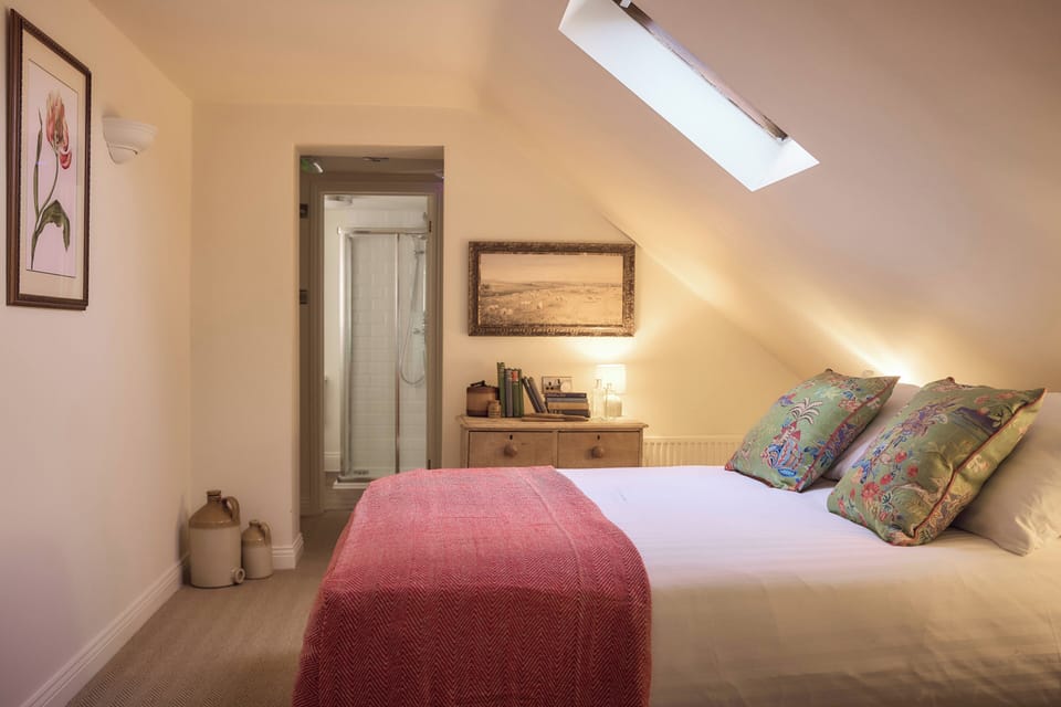 Suite, 1 King Bed, Non Smoking, Pets Allowed | Iron/ironing board, free WiFi
